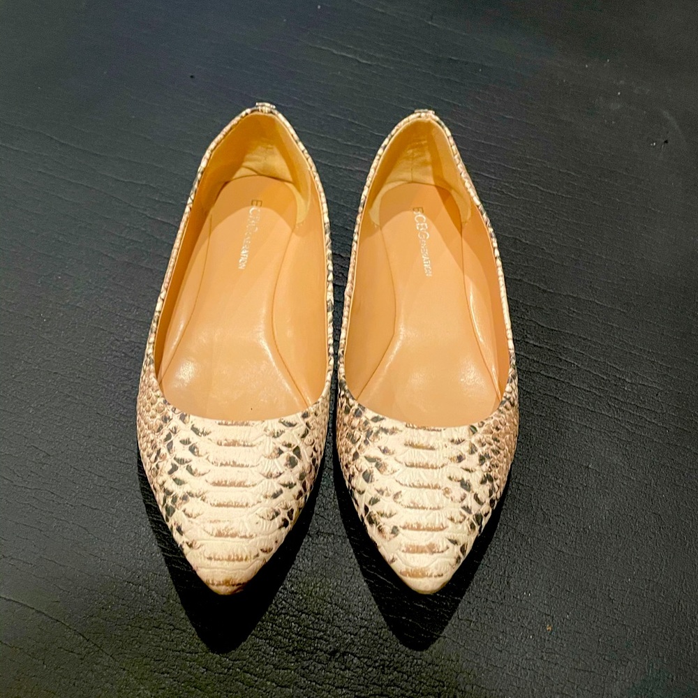 7.5 snake patterned flat